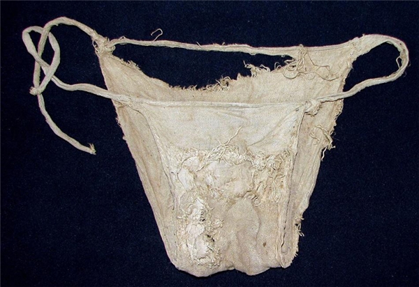 
Chiếc quần lót cổ nhất (thế kỷ thứ 15): Cũng được tìm thấy tại Áo, đây là chiếc quần lót dành cho đàn ông, vì thời đó phụ nữ không mặc quần lót như thế này.