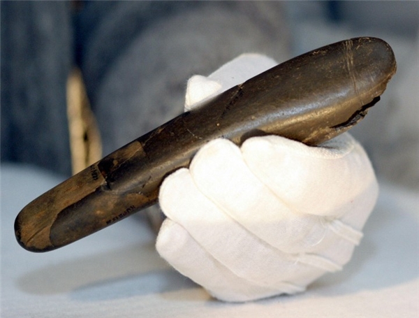 
Đồ chơi người lớn cổ nhất (28.000 năm trước): Nó được tìm thấy tại một hang động ở vùng Swabian Jura, nước Đức. Nó gồm 14 khúc đá bột kết gắn liền với nhau và mài bóng, dài 20cm, lớn 3cm, và qua thời gian, nó đã bị sứt mẻ vài chỗ.