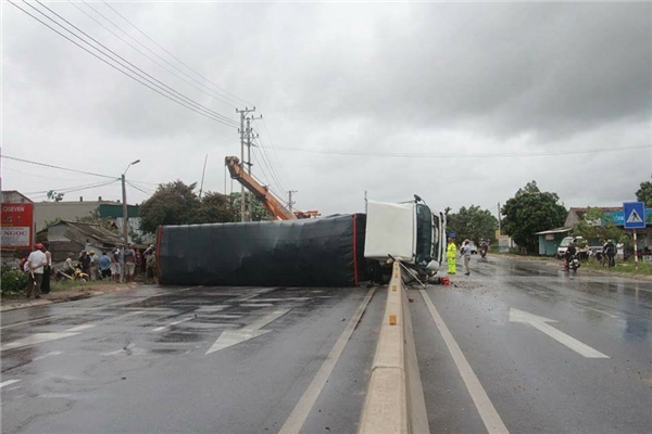 Tai nạn lật xe xảy ra do mưa rơi rải rác trước thềm bão số 4 khiến đường trơn.