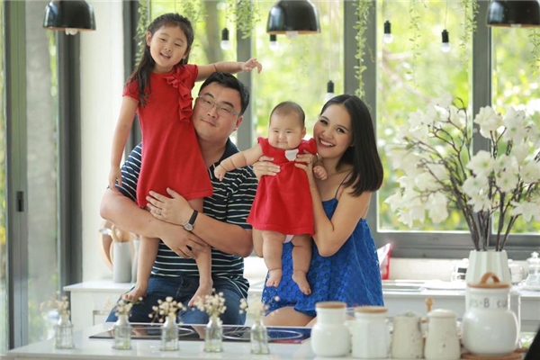
Vợ chồng Liu Jia - Hương Giang chụp ảnh gia đình cùng với 2 con gái đáng yêu. - Tin sao Viet - Tin tuc sao Viet - Scandal sao Viet - Tin tuc cua Sao - Tin cua Sao
