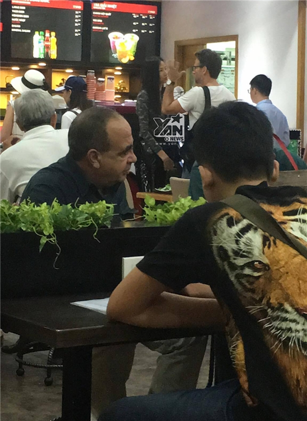 Độc quyền: Hoàng Thùy và bạn trai Tây ăn chung ổ bánh mì, tình cảm ở sân bay - Tin sao Viet - Tin tuc sao Viet - Scandal sao Viet - Tin tuc cua Sao - Tin cua Sao