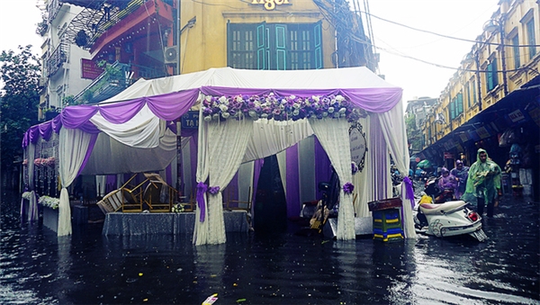 
Trong đợt mưa lớn tại Hà Nội vừa qua, một đám cưới khác cũng phải chịu "số phận" ngâm mình trong nước
