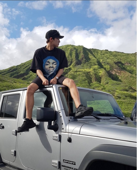
Chanyeol trong chuyến du lịch đến Hawaii cùng mọi người trong SM.
