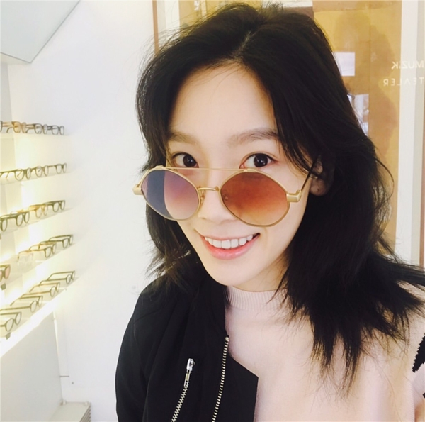 
Bên cạnh cập nhật những bức ảnh đẹp lung linh trong sản phẩm mới, Taeyeon còn chia sẻ nhiều bức ảnh selfie nhí nhố và đáng yêu.