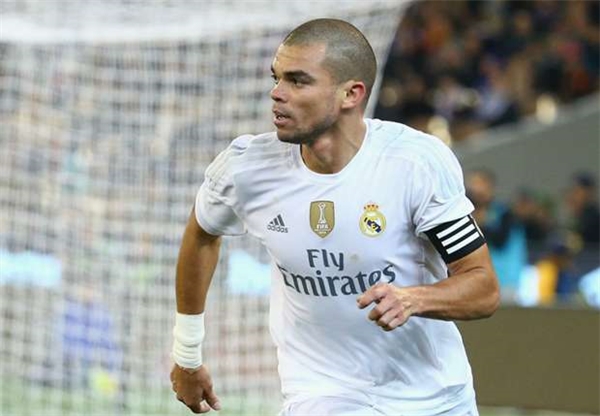 
Pepe từ Real Madrid chuyển đến Besiktas với giá 0 đồng.