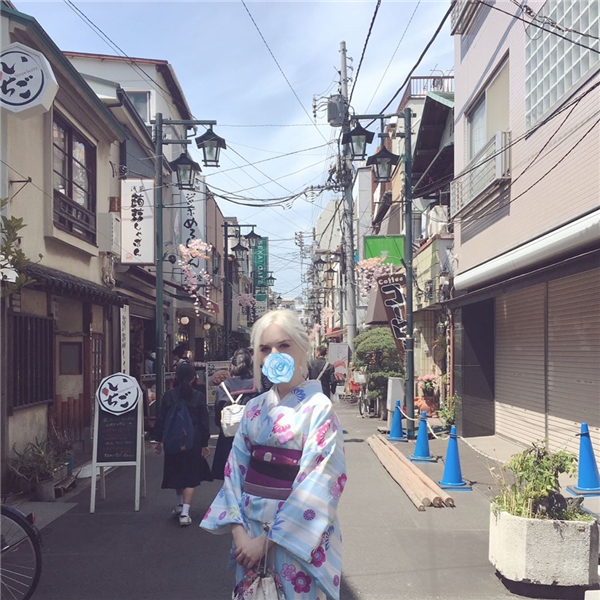 Bất ngờ nhan sắc thật của cô gái tóc bạch kim mặc kimono