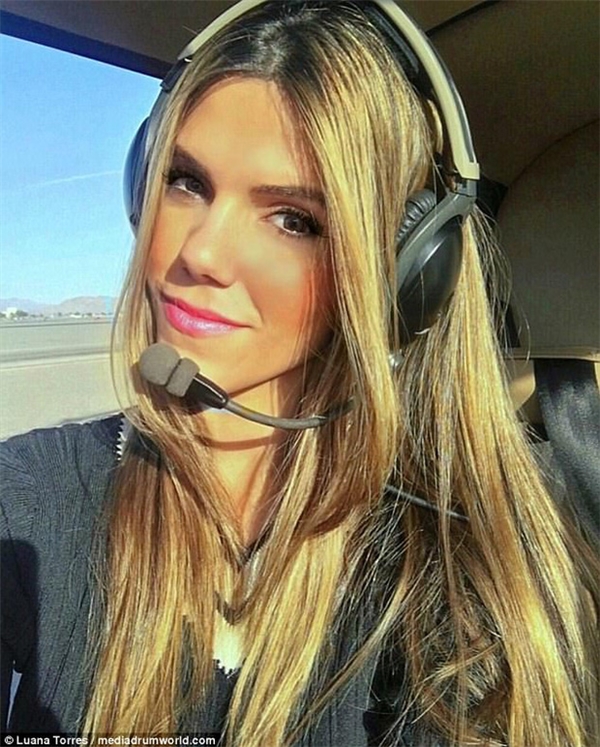 
Từ bỏ công việc mơ ước, Luana theo đuổi đam mê và trở thành nữ phi công nóng bỏng nhất thế giới