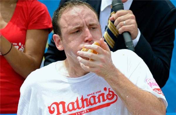 
Quán quân vô địch trong nhiều năm của cuộc thi này, anh Joey Chesnut đã ăn gần 70 chiếc xúc xích trong vòng 10 phút