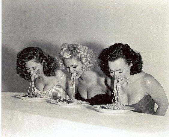 
Trước nước Mỹ, Italia cũng có cuộc thi ăn mỳ Ý không dùng tay rất nổi tiếng. Và có thể bạn không đến để thi những chắc hẳn sẽ rất có hứng thú để xem với những ứng cử viên xinh đẹp của cuộc thi này.