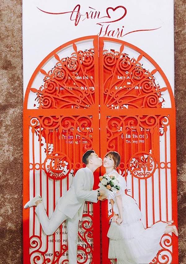 
Thiệp cưới của cặp đôi Trấn Thành - Hari Won được thiết kế khá công phu với phía bìa thiệp là hình cánh cửa có gắn ảnh hai nhân vật chính.  - Tin sao Viet - Tin tuc sao Viet - Scandal sao Viet - Tin tuc cua Sao - Tin cua Sao