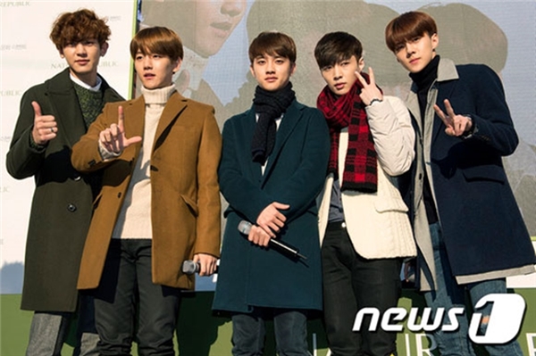 
5 thành viên EXO vẫn tiếp tục sự kiện nhưng với tâm trạng không thoải mái vì hành động mất trật tự của fan.