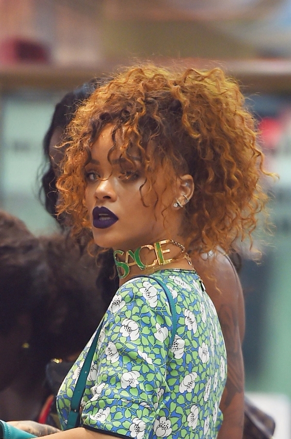 
Rihanna (Riri) luôn là cô nàng được xem như hot icon của làng thời trang thế giới, mỗi kiểu tóc hay make-up của nàng lăng xê đều được dân tình đổ ầm ầm và thi nhau diện theo. 