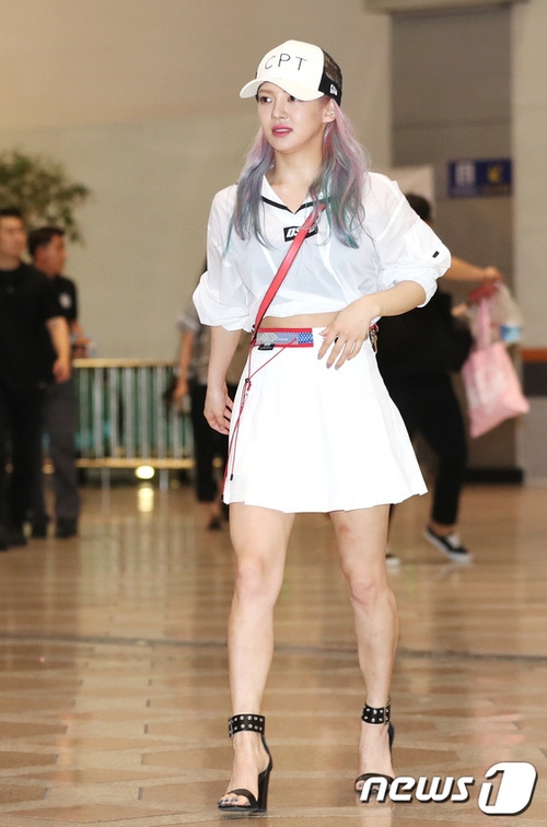 
Hyoyeon cá tính với trang phục phong cách thể thao.