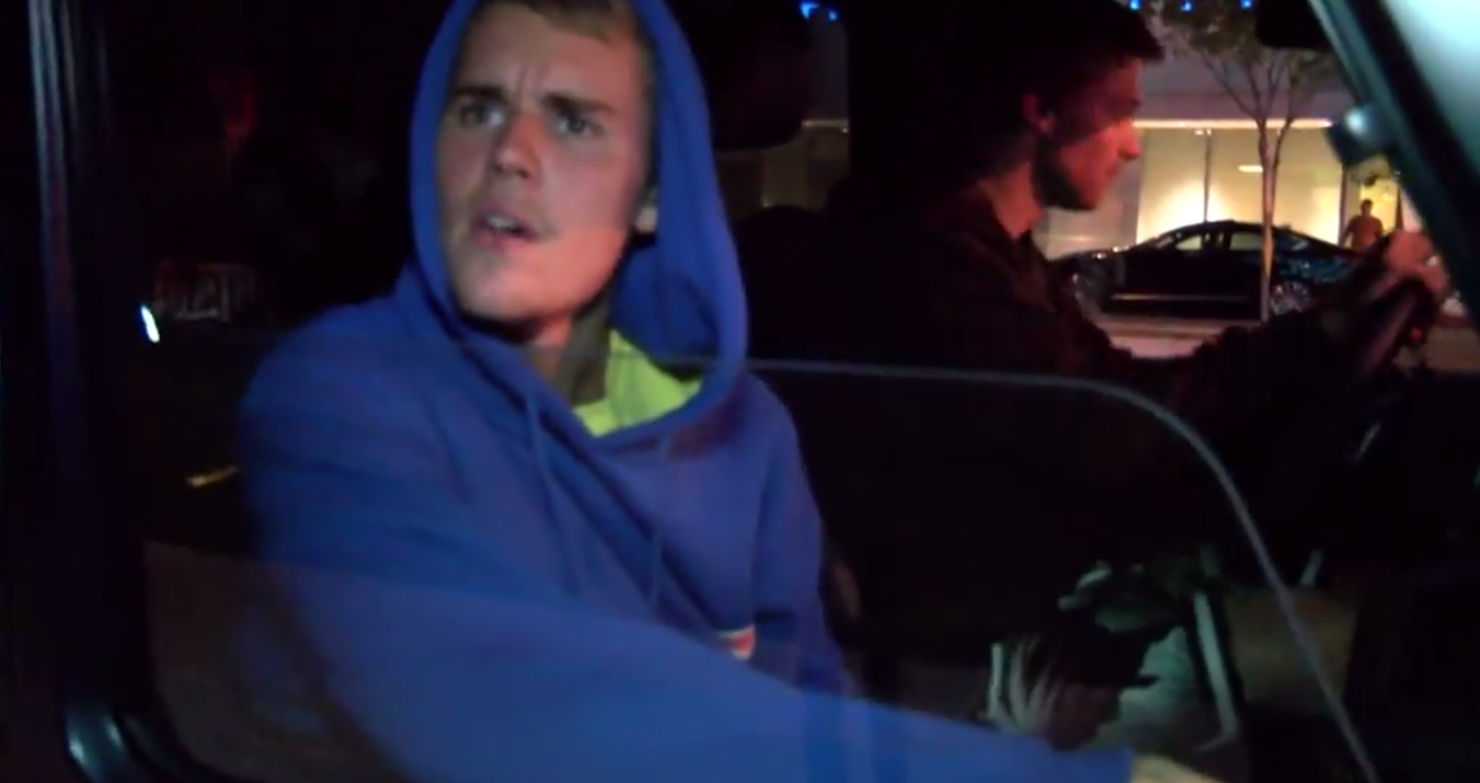 
Justin Bieber trả lời phóng viên với vẻ mặt vô cùng khó chịu.