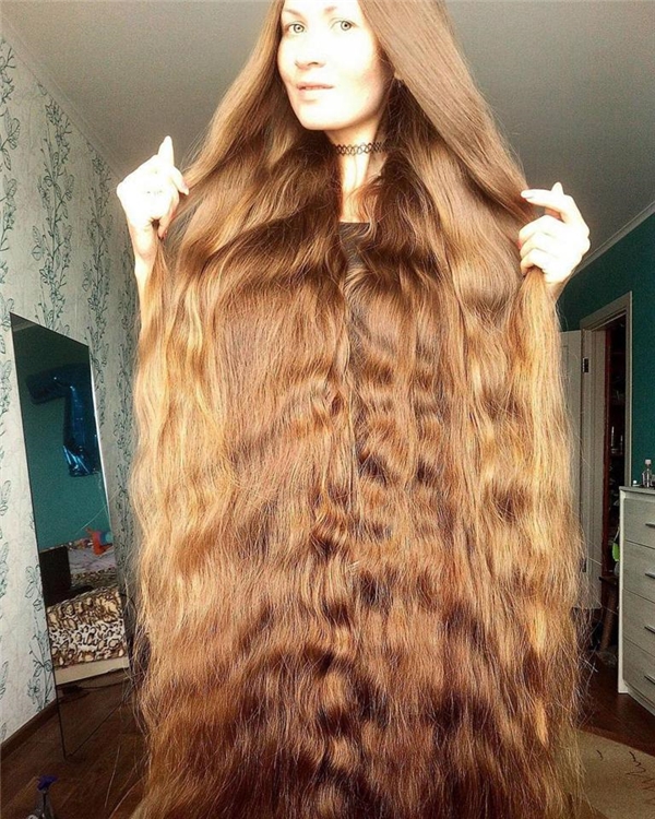 
Daria với mái tóc dài đến tận mắt cá chân
