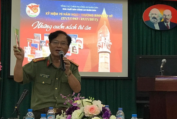 
Đại tá, nhà văn Nguyễn Hồng Thái - Giám đốc, Tổng Biên tập Nhà Xuất bản CAND cung cấp tư liệu về nữ anh hùng- liệt sĩ Võ Thị Sáu.