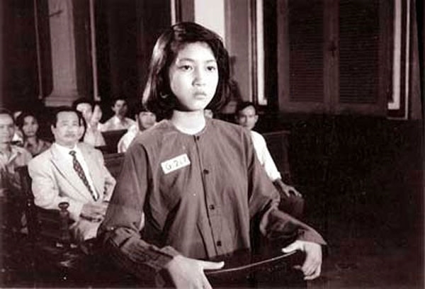 
Hình ảnh nữ anh hùng Võ Thị Sáu được tái hiện trên phim ảnh do ca sĩ Thanh Thúy vào vai, trong bộ phim "Người con gái đất đỏ", năm 1994.