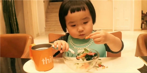 
Với biểu cảm hồn nhiên, chỉ biết ăn, ăn và ăn, những đoạn clip ghi lại bữa cơm của bé thu hút được hơn 30 triệu lượt xem và hàng trăm nghìn chia sẻ trên mạng xã hội. 