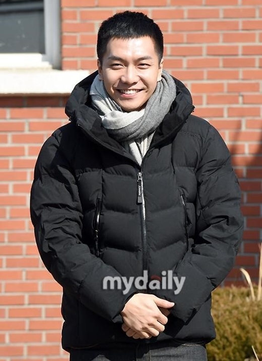 
Lee Seung Gi tươi cười trong ngày nhập ngũ.