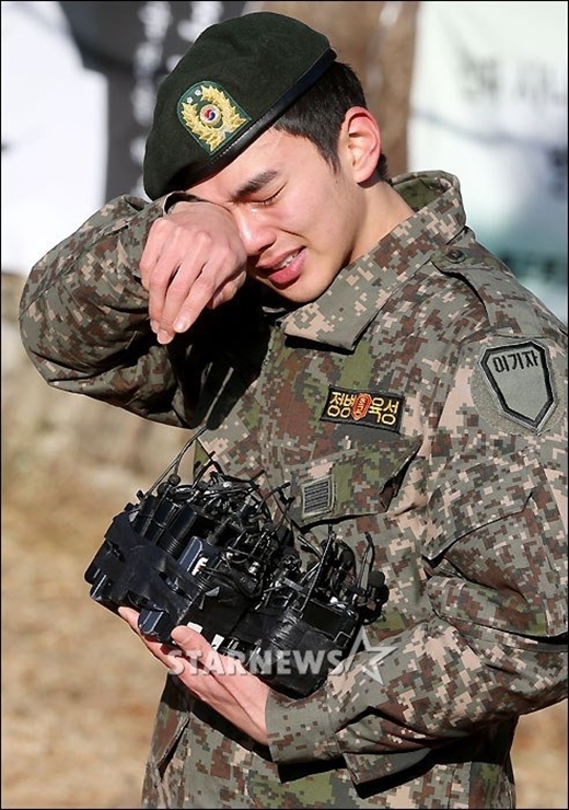 
Hình ảnh chàng trai Yoo Seung Ho bật khóc như trẻ con trong ngày xuất ngũ khiến bao khán giả xúc động.