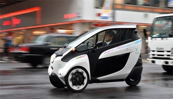 Xe ô tô 3 bánh với 2 chỗ ngồi và chạy hoàn toàn bằng điện. Chiếc xe nhỏ gọn này là một phần của công nghệ ô tô trong tương lai khi có thể tránh tắc đường, giảm thiểu khí thải, không tốn quá nhiều năng lượng và phù hợp với nhiều bãi đậu xe.