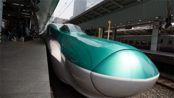 Tàu cao tốc trong hệ thống tàu Shinkansen với vận tốc lên tới 320km/h.