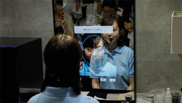 Chiếc gương thông minh được ra mắt vào tháng 10/2016 tại triển lãm công nghệ cao cấp Nhật Bản. Nó có thể giúp bạn phát hiện những nếp nhăn, các vết đỏ hay tổn thương do cháy nắng. Nhờ đó, mọi vấn đề của người dùng sẽ được giải quyết với phương án phù hợp nhất. 