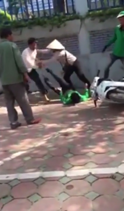 Hà Nội: Tranh giành khách, tài xế Grab Bike cầm gạch ném xe ôm truyền thống