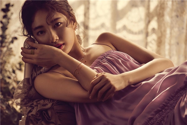 
Trong bức hình quảng cáo sản phẩm, Suzy cực cuốn hút với ánh nhìn trực diện vào ống kính.