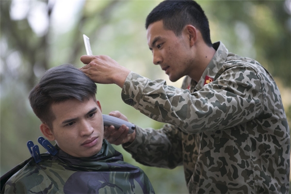 Muôn vàn biểu cảm của sao nam Việt khi bị cắt tóc trong quân ngũ - Tin sao Viet - Tin tuc sao Viet - Scandal sao Viet - Tin tuc cua Sao - Tin cua Sao