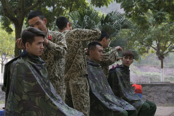 Muôn vàn biểu cảm của sao nam Việt khi bị cắt tóc trong quân ngũ - Tin sao Viet - Tin tuc sao Viet - Scandal sao Viet - Tin tuc cua Sao - Tin cua Sao
