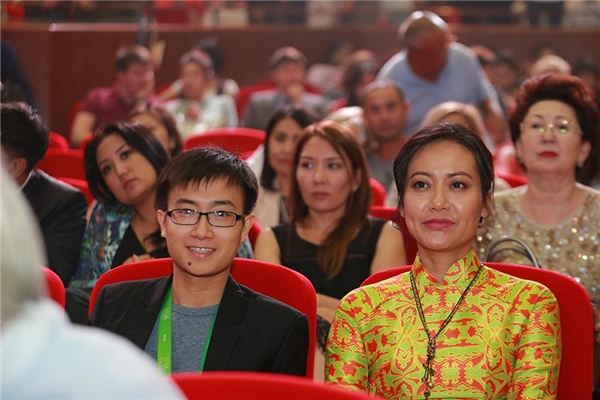 Đạo diễn Hồng Ánh nhận được giải thưởng đặc biệt tại Liên hoan phim Á Âu - Tin sao Viet - Tin tuc sao Viet - Scandal sao Viet - Tin tuc cua Sao - Tin cua Sao