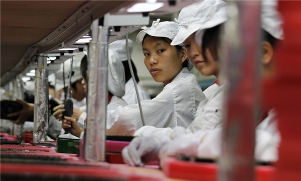 
Công nhân làm việc trong nhà máy sản xuất iPhone được trả lương rất thấp. 