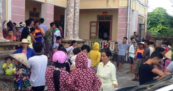 
Rất nhiều người dân có mặt để làm chứng vụ việc được cho là bắt cóc trẻ em ở Thái Bình.