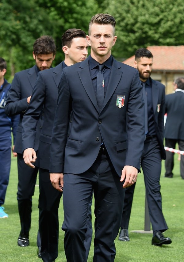 
Vẻ lịch lãm của ngôi sao 23 tuổi trong trang phục vest của đội tuyển Italia.