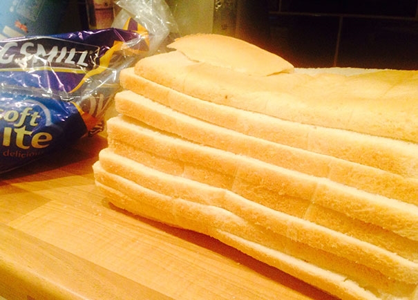 
Cách mà người ta cắt lát bánh mì trước giúp bạn.