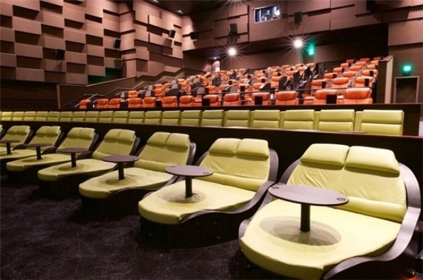 Ghế đôi thoải mái cho hai người sử dụng trong rạp chiếu phim.