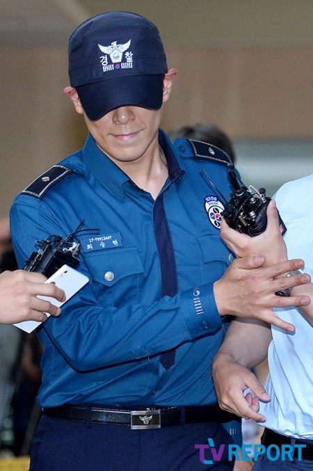 
T.O.P sẽ phải cởi bỏ cảnh phục sau scandal hút cần sa của mình.