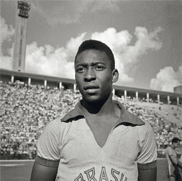 
Pelé được mệnh danh là ông vua bóng đá.
