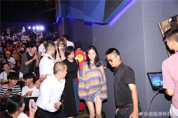 
Trong một sự kiện quảng bá khác vào ngày 19/7 tại Hàng Châu, an ninh của nữ diễn viên cũng được thắt chặt để tránh tình trạng quá khích của người hâm mộ.