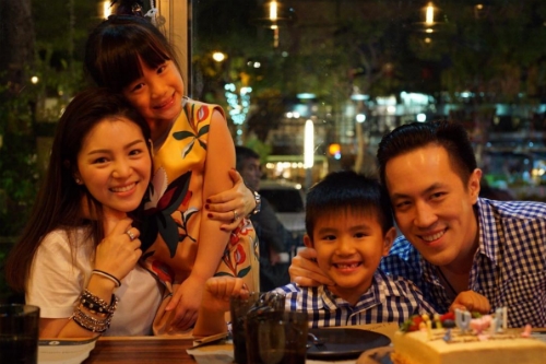 
Gia đình hạnh phúc của trưởng đoàn U22 Thái Lan.