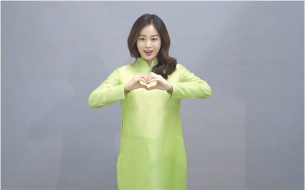 
Kim Tae Hee rạng rỡ gửi lời chào bằng tiếng Việt khiến các fan không khỏi ngỡ ngàng và thích thú.