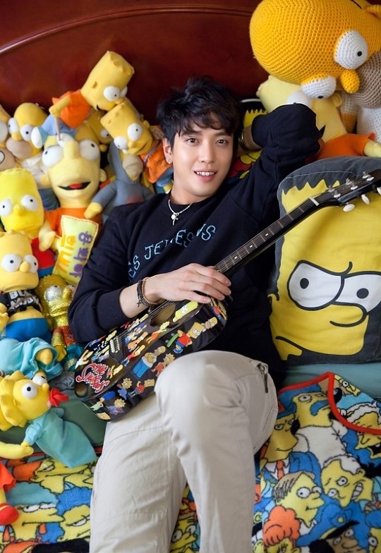 
Jung Yong Hwa sưu tầm rất nhiều nhân vật từ Gia đình Simpsons. Người hâm mộ cũng thỉnh thoảng gửi tặng anh từ áo thun, chăn mền, thú bông cho đến gối. 