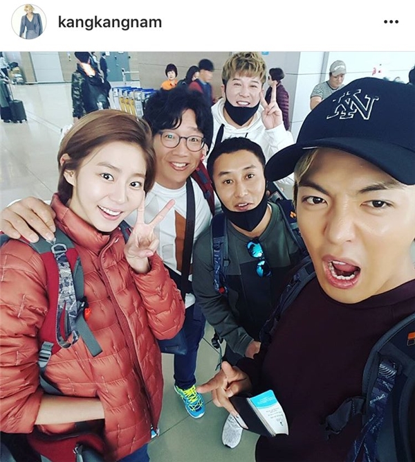 
Hình ảnh UEE và Kangnam cùng dàn cast của Law of the Jungle tại sân bay trên Instagram của Kangnam.