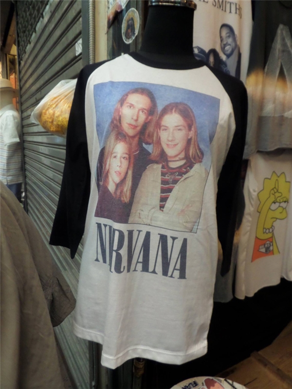 
Hẳn là Nirvana thời trẻ rồi.