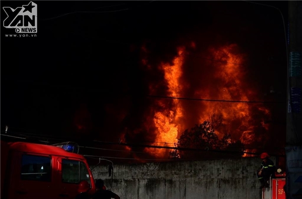 Sài Gòn: Đang cháy lớn tại nhà máy nhựa, cột khói cao đến trăm mét