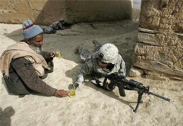 
Một già làng tại Trung Đông mang nước cho người lính Mỹ được phân công bảo vệ người dân khỏi khủng bố.