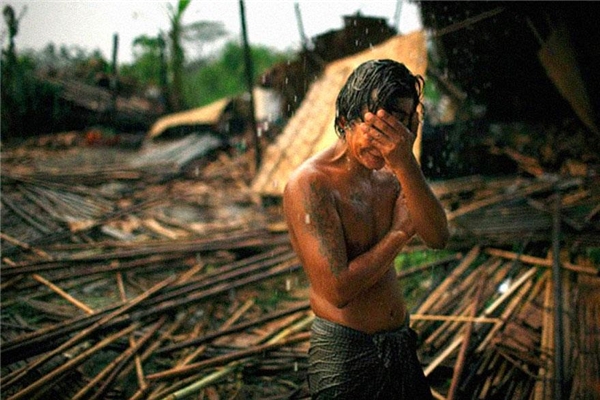 
Hhaing The Yu ôm mặt khóc sau khi nhà của anh bị phá hủy hoàn toàn sau một thảm kịch lốc xoáy ở Myanmar