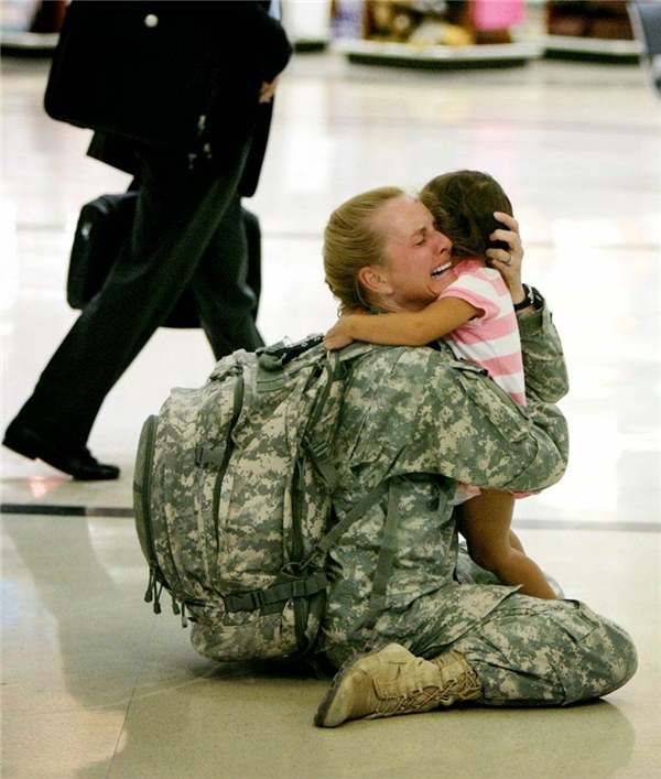 
Bà mẹ Terri Gurrola cuối cùng cũng được đoàn tụ với con gái sau 7 năm đằng đẵng phục vụ quân đội tại Iraq