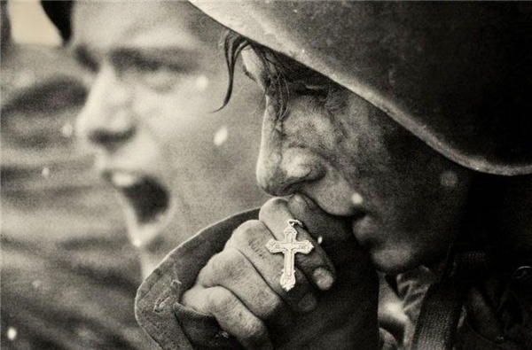 
Một người lính Nga cầu nguyện cho mình được sống sót trước khi lâm trận vào năm 1943